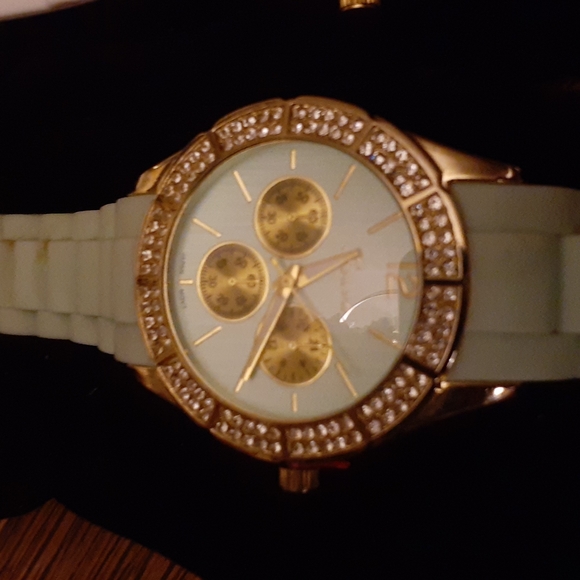 GENEVA SILICONE BAND WATCH W/ RHINESTONE BEZELS - Picture 4 of 10